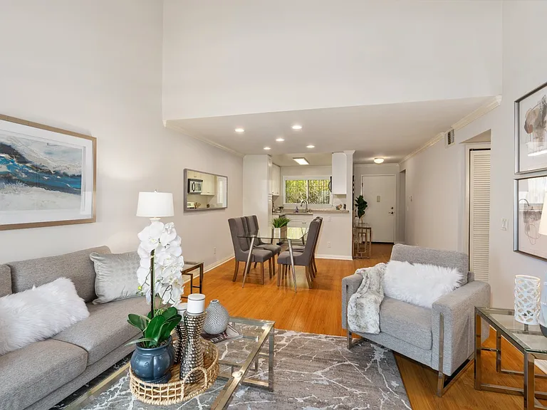 5500 Owensmouth Ave #331 — Photo 9
