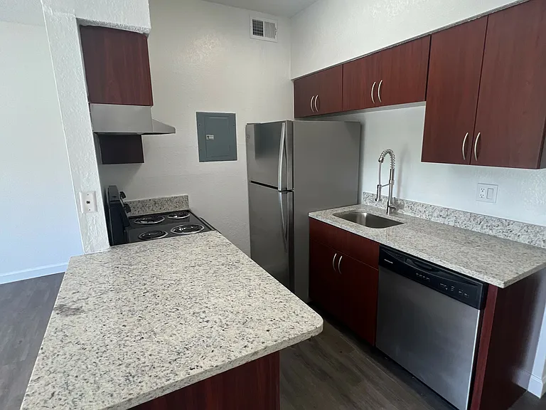 Waterford Point Apartments — Photo 27