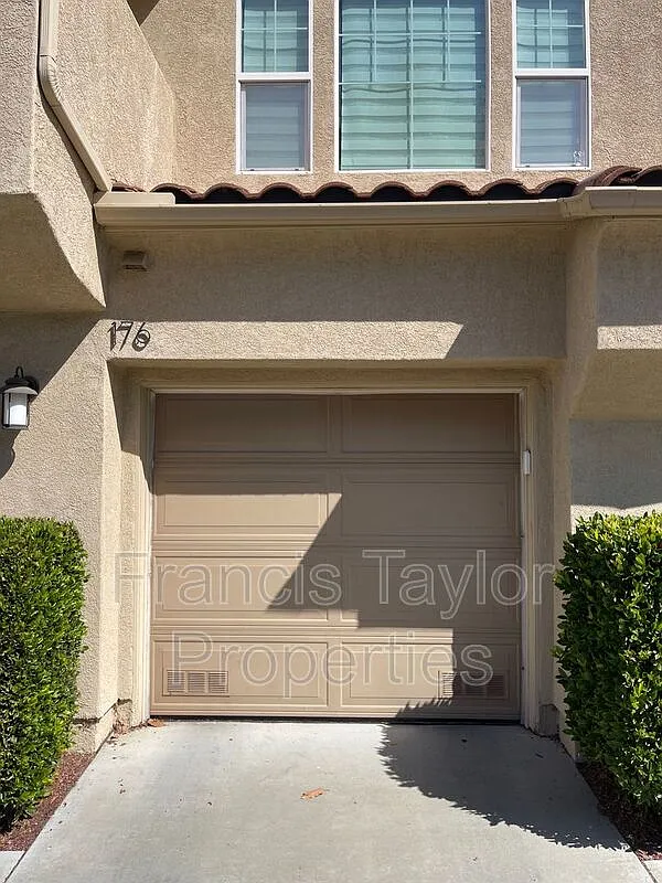 2 bed, 2.5 bath, 1279 sqft, $3,295 — Photo 2