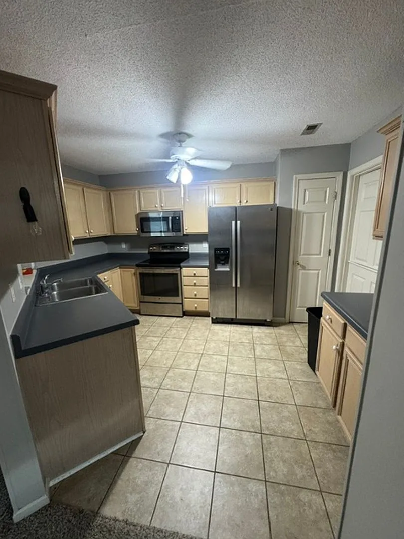 Charming 3-Bedroom, 2-Bathroom Home with 2-Car Garage and All-Seasons Room — Photo 2