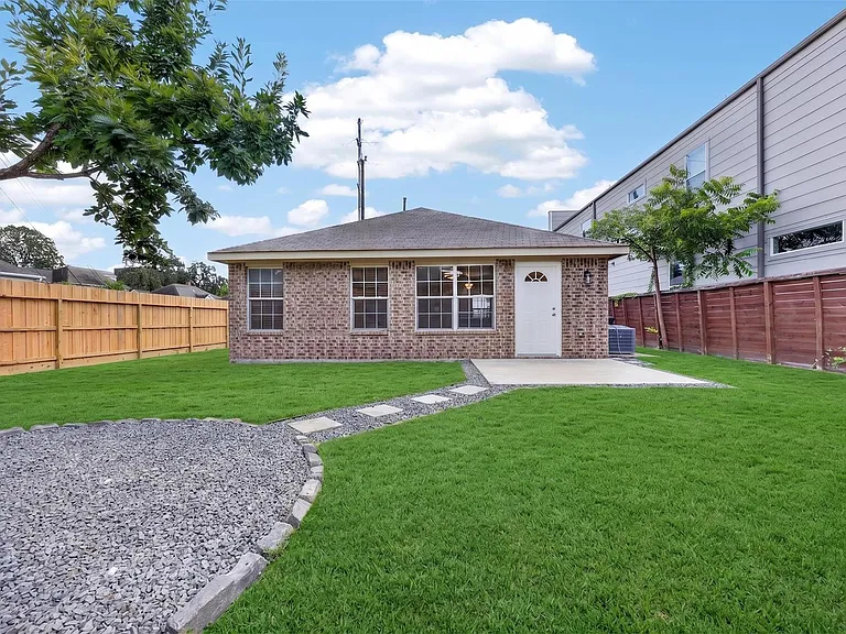 1302 Shearn St — Photo 30