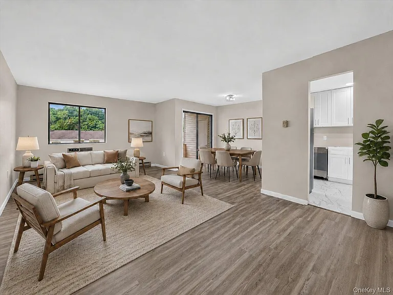 14 Scarborough Ln #D — Photo 3