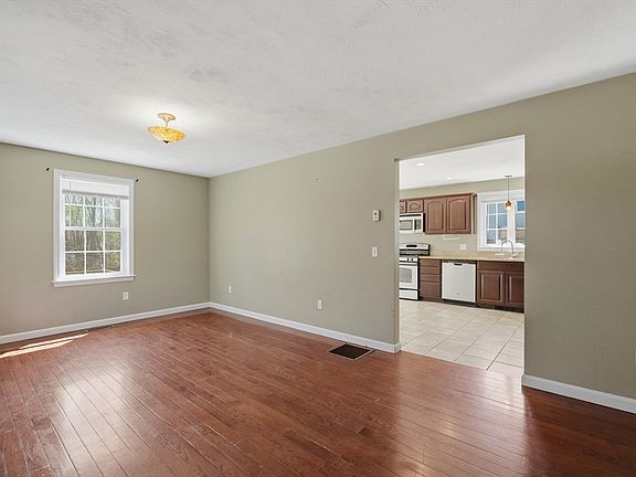 4th image of 262 Stevens St