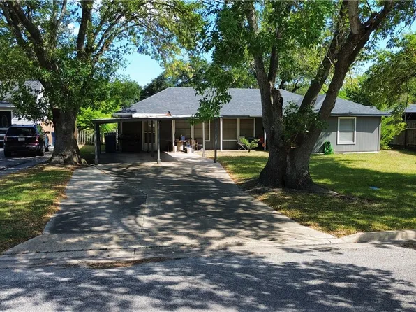 106 Crockett St, Port Lavaca, TX 77979