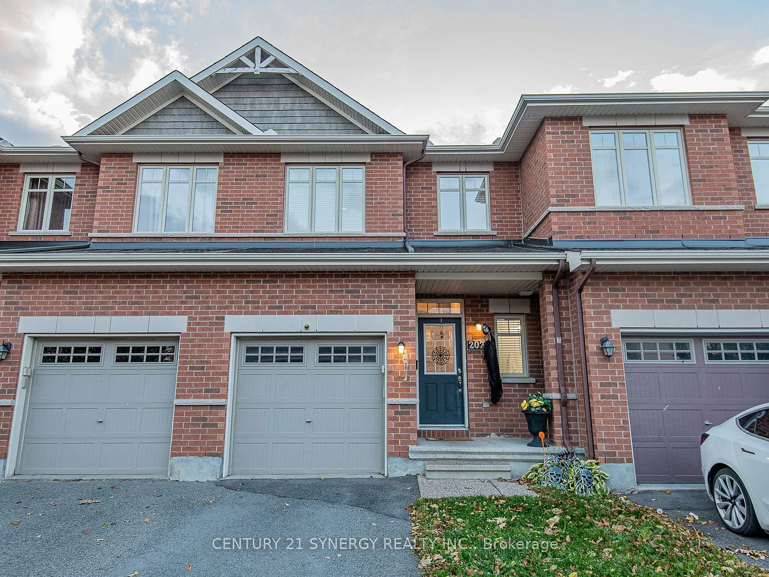 3 bed, $2,900 — Photo 2