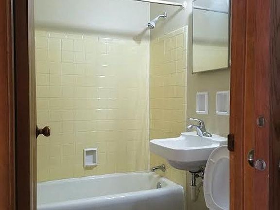 4th image of 5019 N Hopkins St #19