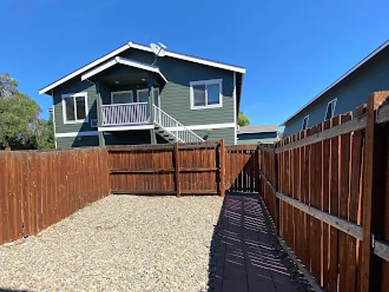 1516 N Brook Ct — Photo 1