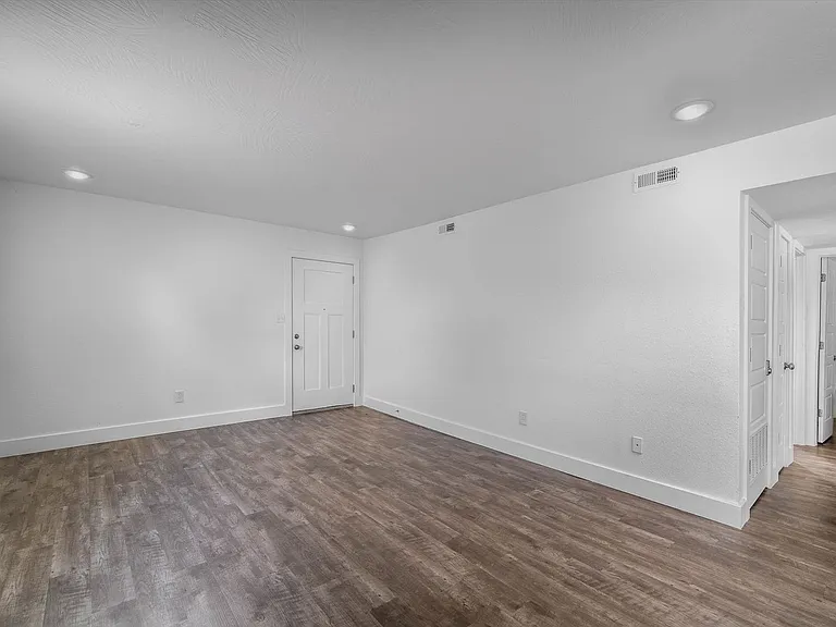 Montclair Point Condominiums — Photo 5