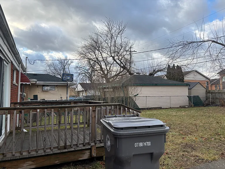 1636 Kenwood St — Photo 13