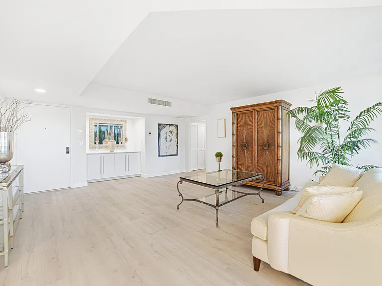 100 SE 5th Ave — Photo 10