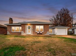 10033 Coventry Ln, Saint Louis, MO 63123