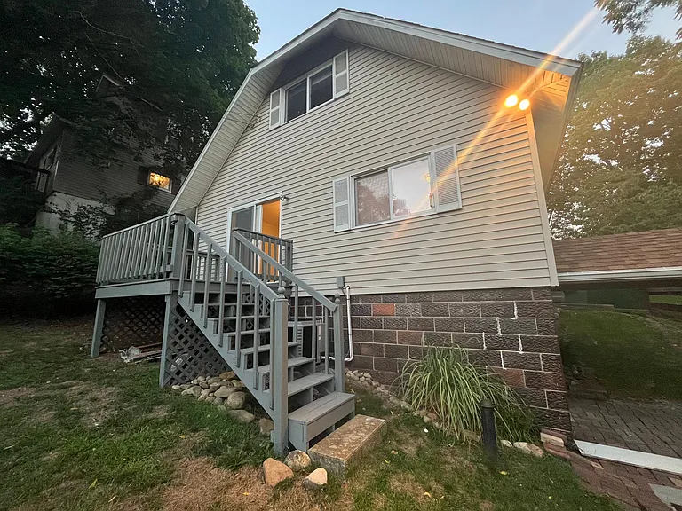 328 E Scribner Ave — Photo 2