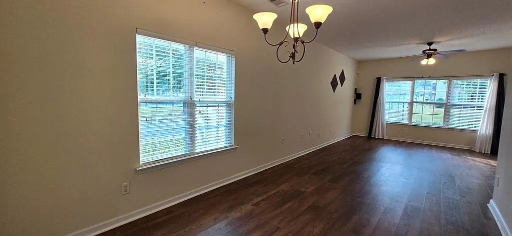 3 bed, 2.5 bath, 1640 sqft, $2,000 — Photo 2