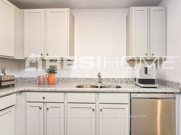 4th image of 1040 Bluecoat Cir