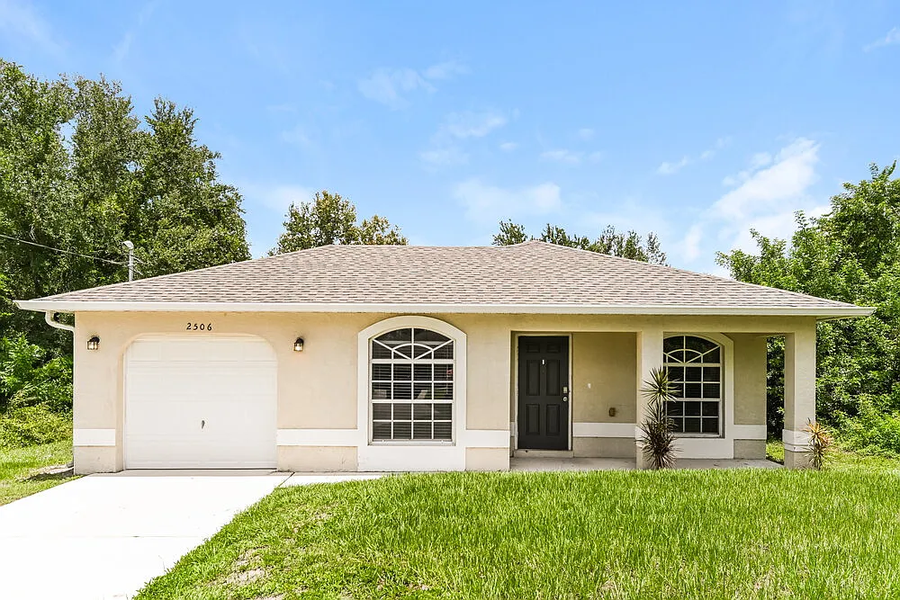 3 bed, 2.0 bath, 1048 sqft, $1,705 — Photo 1