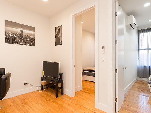 5th image of 211 Nassau Ave APT 2L