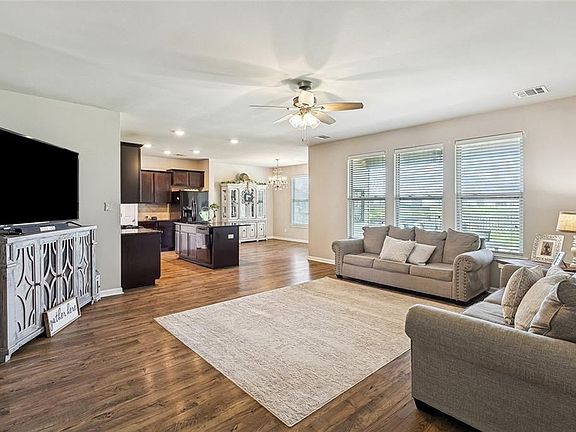 5th image of 664 Lakeshore Village Dr