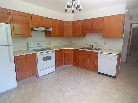 4th image of 900 SW City View St