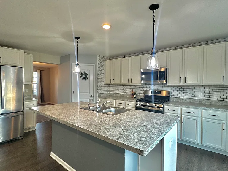 1931 Wren Rd — Photo 2