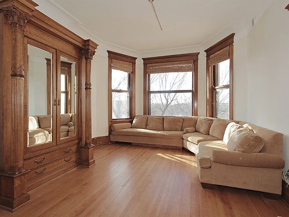 2nd image of 3931 N Clarendon Ave APT 3