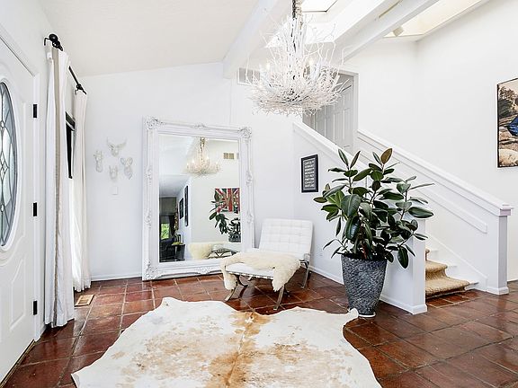 4th image of 303 Baywood Ct