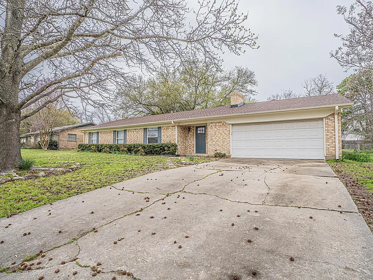 204 Jill Ln — Photo 2