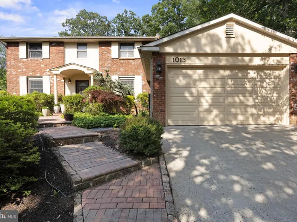 1013 Swallow Dr, Cherry Hill, NJ 08003
