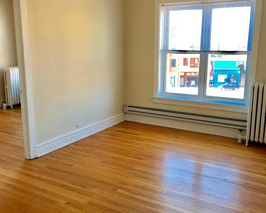 1st image of 947 W Cornelia Ave APT 3B