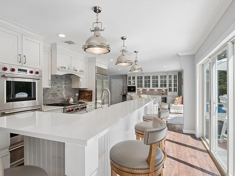 2 Tracy Dr — Photo 10