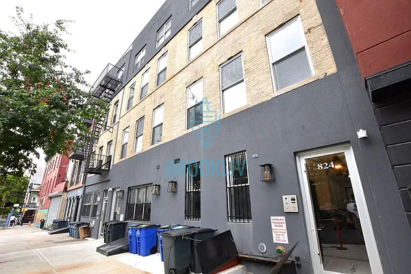 Rented by Tapiro Realty | media 39