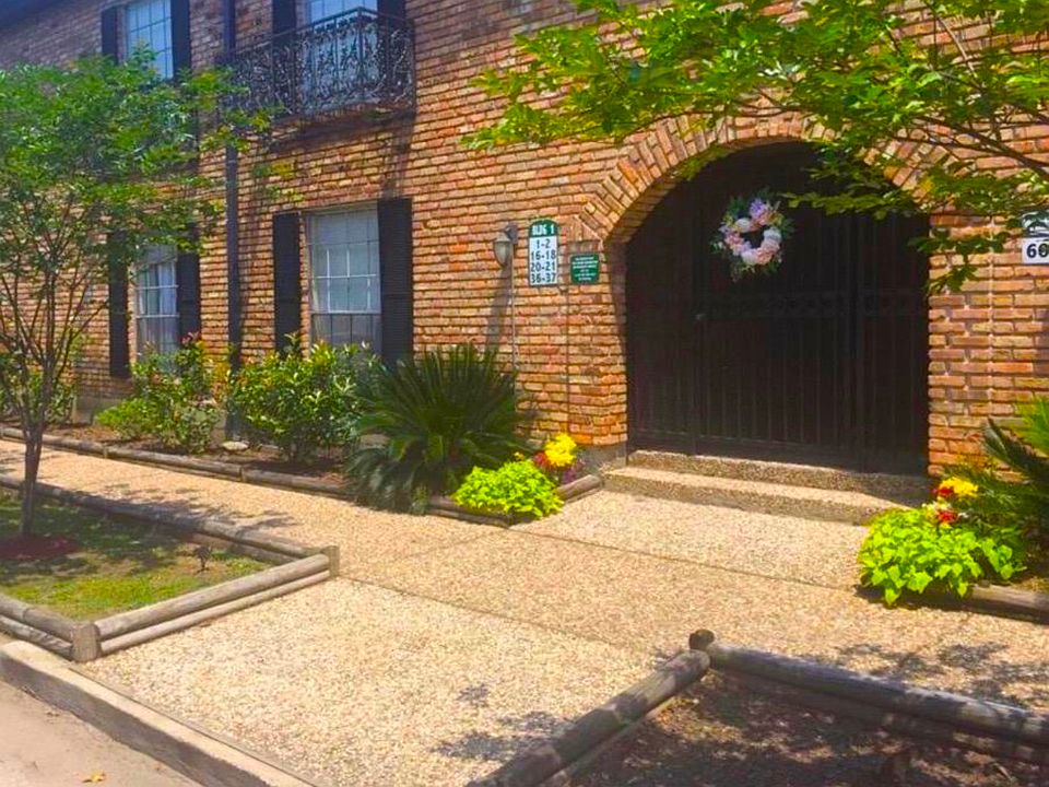 602 Heights Blvd 77007 - Front Entrance