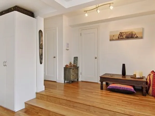 200 West 20th Street image 1 of 6