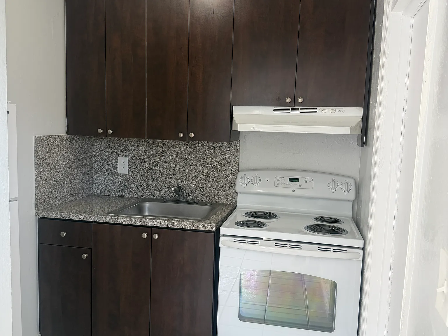 2 bed, 850 sqft, $1,800 — Photo 2