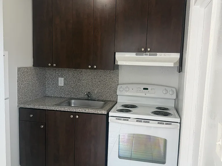 750 SW 8th St #6 — Photo 2
