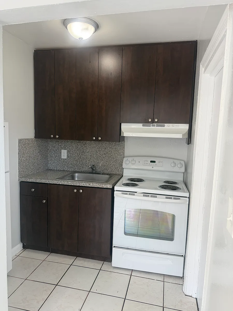 Building Photo - 750 SW 8th St #6