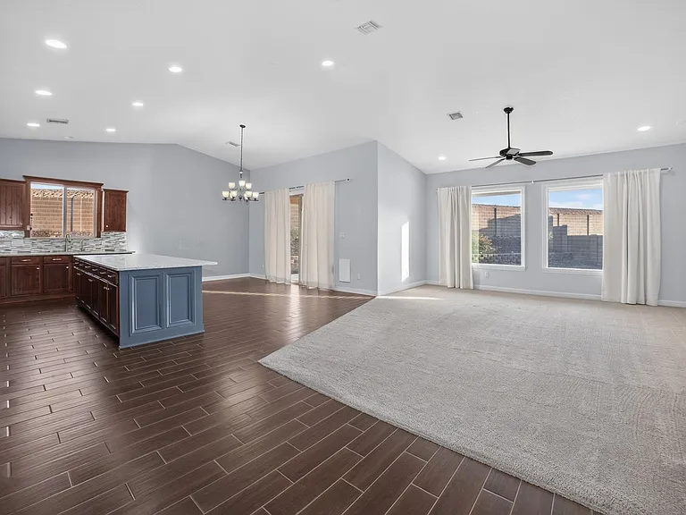 2792 S Aurora Ave — Photo 6
