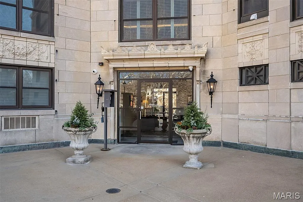 410 N Newstead Ave APT 4E photo 1