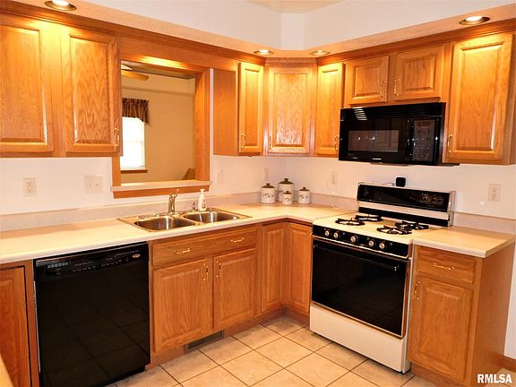 3rd image of 1833 Deerfield Dr