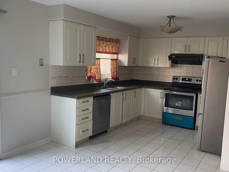 2441 Strathmore Cres — Photo 4