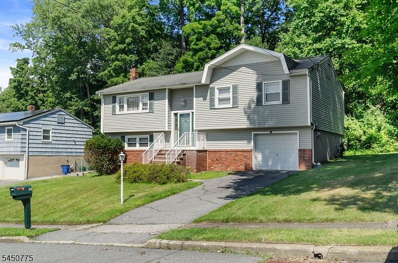 1st image of 17 Stafford Dr