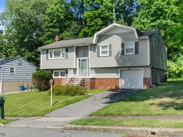17 Stafford Dr, Wanaque Boro, NJ 07465
