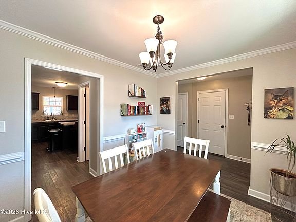 5th image of 402 Crestmont Court
