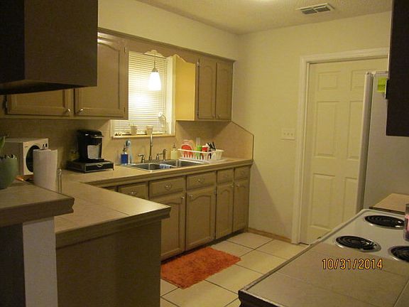 4th image of 405 E 10th St