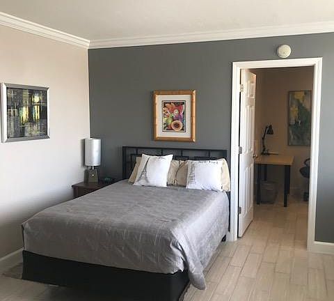 Full size bed. Work station.