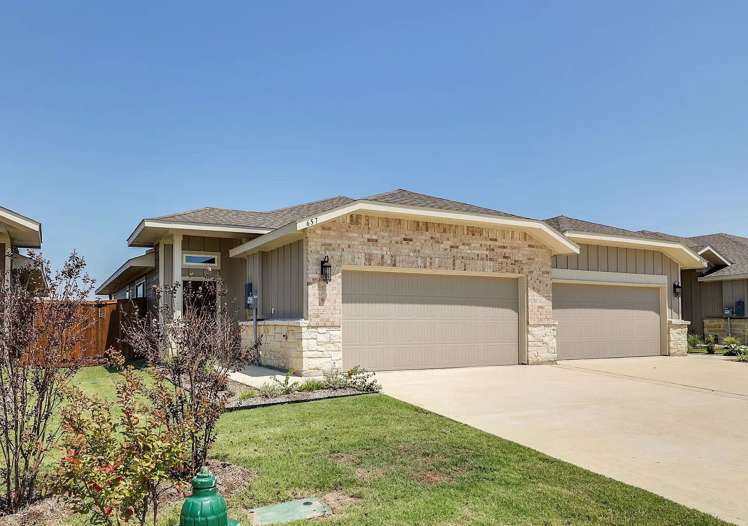 Gorgeous 3 Bedroom Duplex Located In Midlothian Isd! — Photo 2