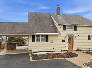 25 Autumn Ln, Levittown, PA 19055