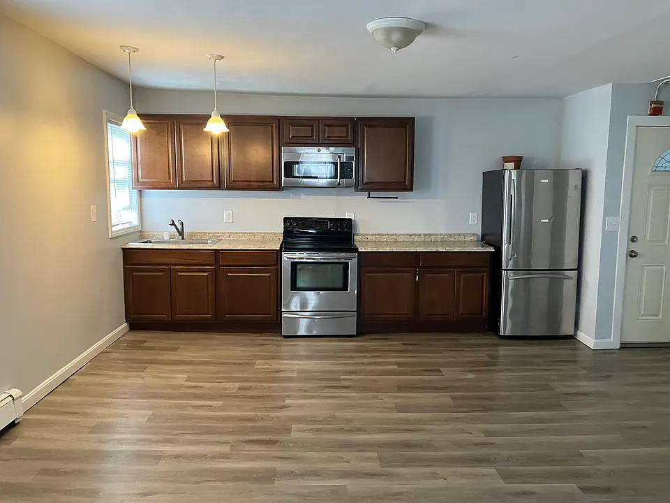 560 Douglas Ave #3F