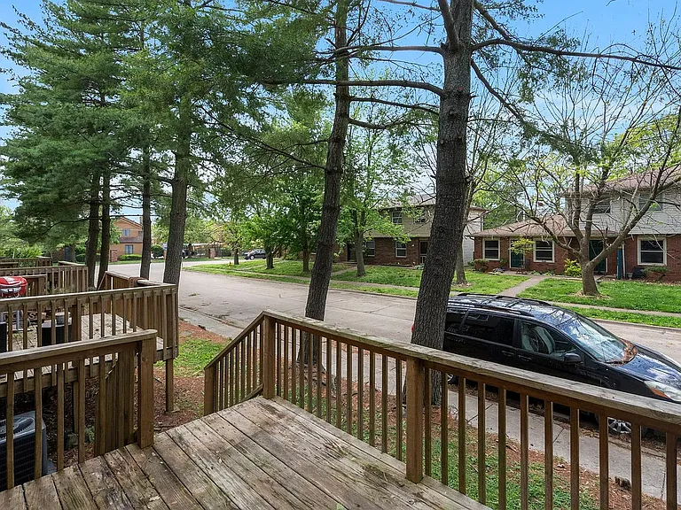 1707 E Walnut Lawn St — Photo 2