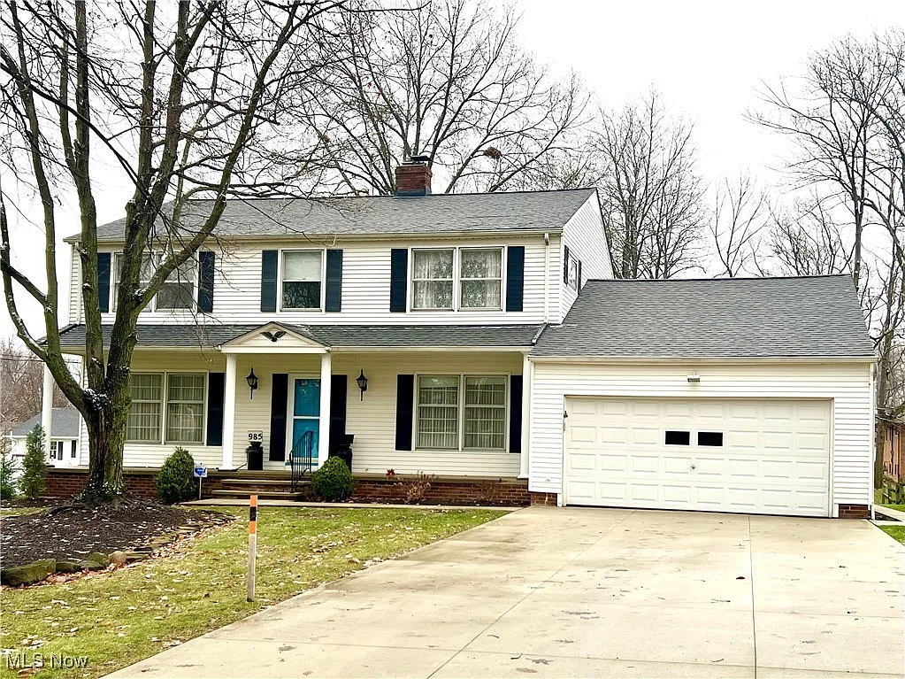 985 Colony Dr photo 1