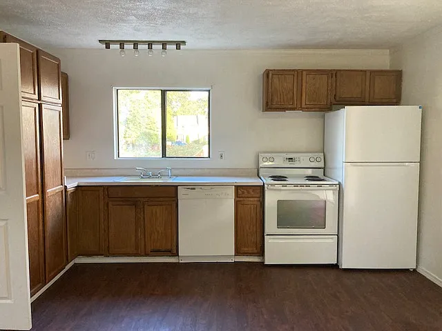 1070 Deer Island Rd — Photo 2